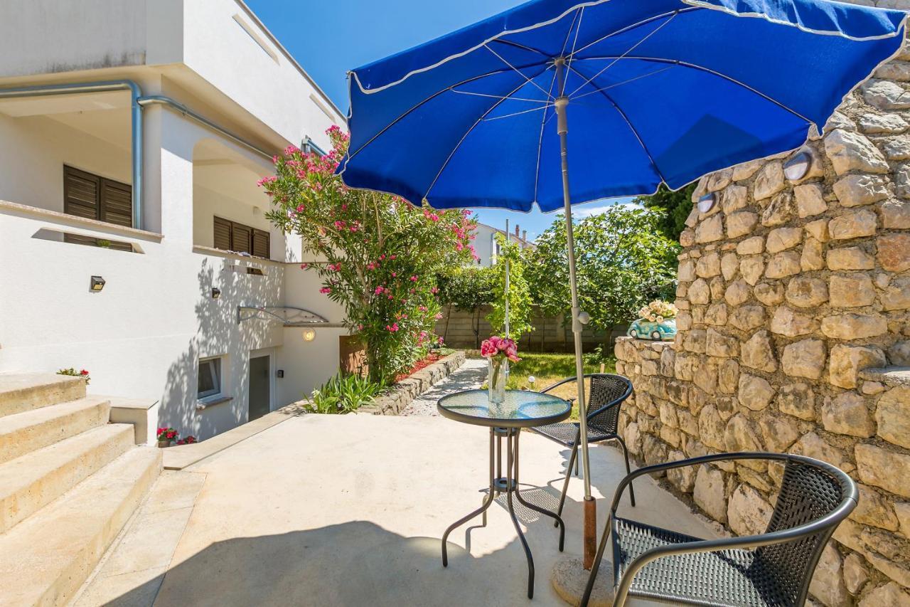 Apartamento Apartman Hana Omišalj Exterior foto